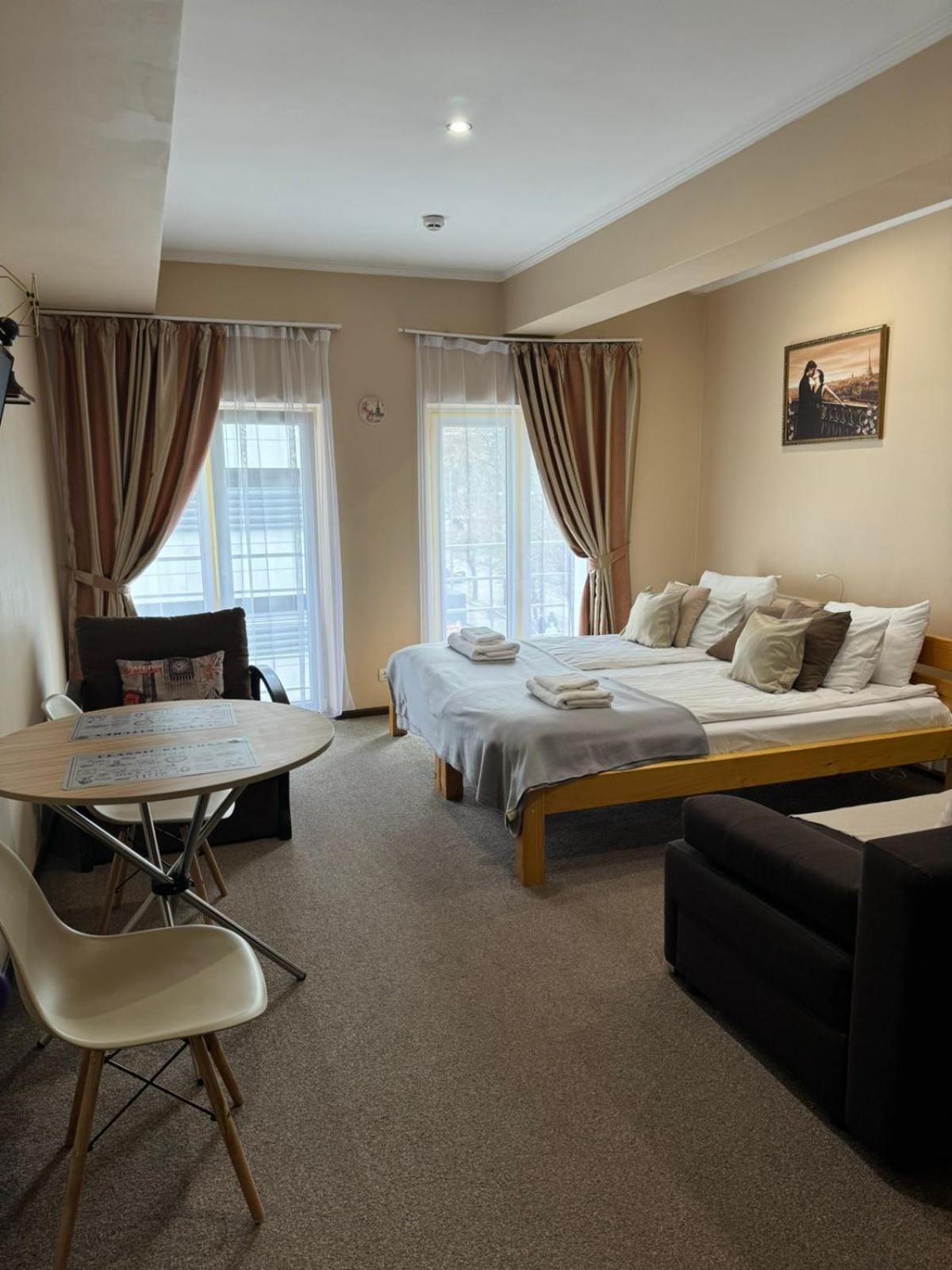 Apart Hotel Avinos Lwów Zewnętrze zdjęcie