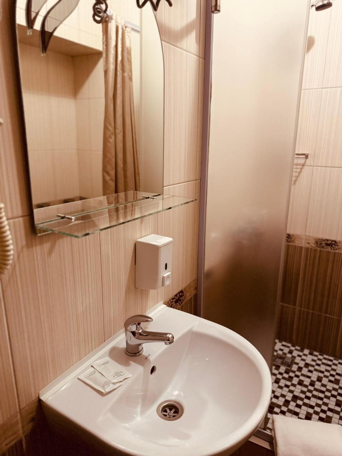 Apart Hotel Avinos Lwów Zewnętrze zdjęcie
