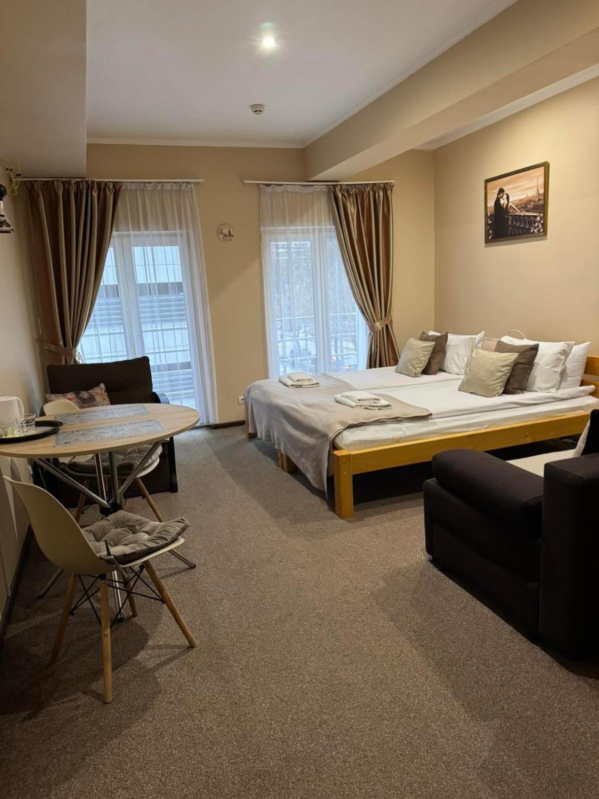 Apart Hotel Avinos Lwów Zewnętrze zdjęcie